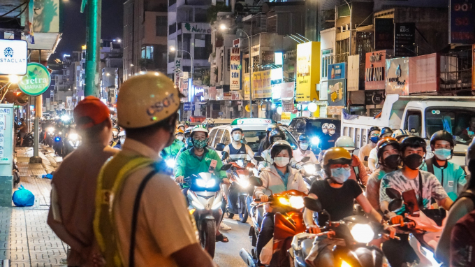 Đội CSGT Tân Sơn Nhất đo nồng độ cồn tại giao lộ Phan Đình Phùng - Phan Đăng Lưu (Q.Phú Nhuận) tối 22.7 DUY PHÚ