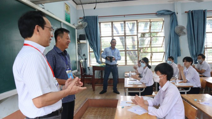 Thứ trưởng Bộ GD&ĐT Hoàng Minh Sơn kiểm tra công tác thi THPT tại tỉnh Bình Phước