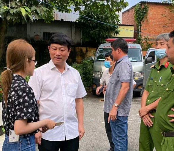 Chủ tịch UBND tỉnh Bình Dương Võ Văn Minh (thứ hai từ trái qua) và lực lượng chức năng thăm hỏi đại diện gia đình 6 nạn nhân tử vong - Ảnh: T.D.