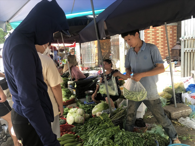 Người dân mua rau ở khu chợ tại phường Dịch Vọng, quận Cầu Giấy.