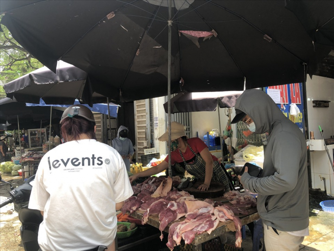 Giá thịt lợn tại các chợ Hà Nội vẫn tăng nhẹ dù xăng tiếp tục giảm 3.000 đồng/lít. Ảnh: Hữu Chánh.