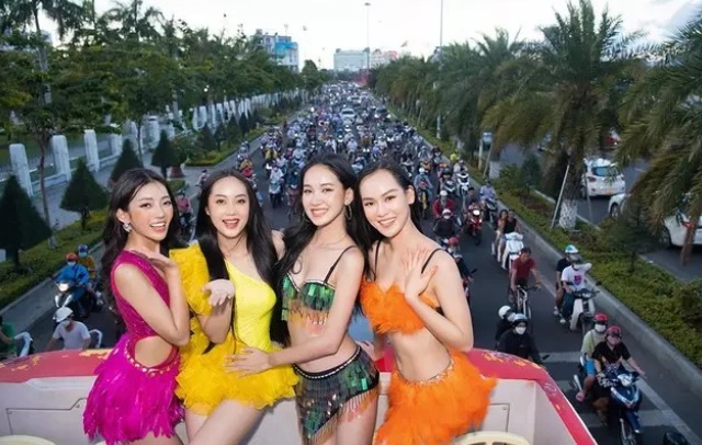 Thí sinh Miss World Vietnam diện đồ gợi cảm, diễu hành trên xe bus.