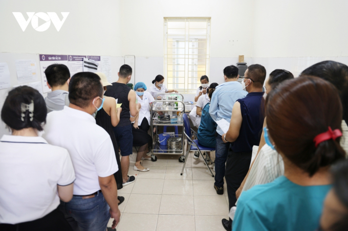 Trạm y tế phường tổ chức tiêm vaccine mũi 4 cho người dân trên địa bàn.