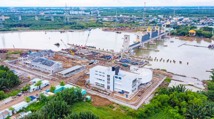 Cống ngăn triều và khu nhà điều hành của dự án.