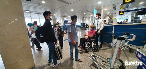 Người lớn tuổi được nhân viên mặt đất hỗ trợ xe lăn, dùng lối ưu tiên để làm thủ tục nhanh chóng. Đây là điểm cộng đáng nhân rộng, phát huy ở sân bay Tân Sơn Nhất - Ảnh: CÔNG TRUNG