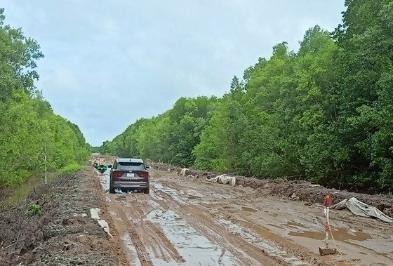Đường về Mũi Cà Mau thường xuyên bị lầy lội khi gặp mưa nhiều