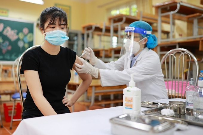 Thủ tướng chỉ đạo đẩy nhanh tiêm vaccine phòng COVID-19, không để vaccine quá hạn. Ảnh: Hải Nguyễn