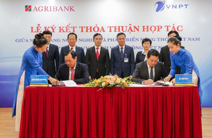 Tổng Giám đốc VNPT Huỳnh Quang Liêm và Tổng Giám đốc Agribank Tiết Văn Thành thực hiện ký kết hợp tác toàn diện.