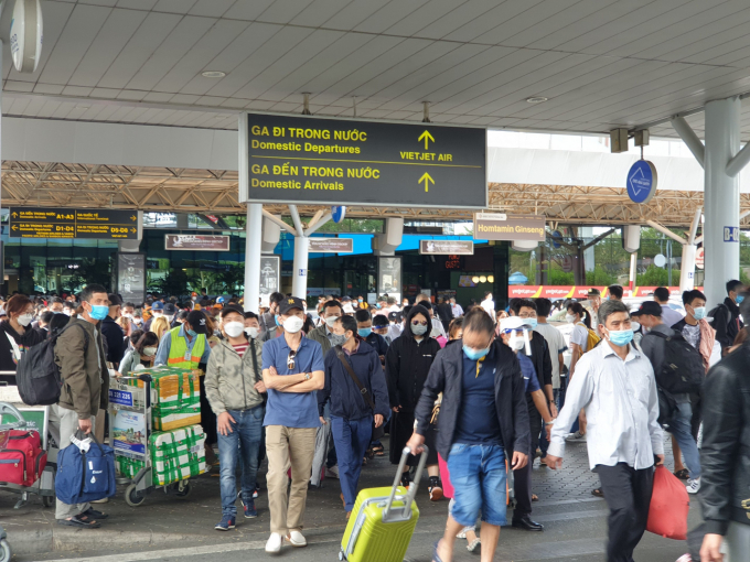 Những ngày qua, sân bay Tân Sơn Nhất xảy ra tình trạng ùn ứ khách