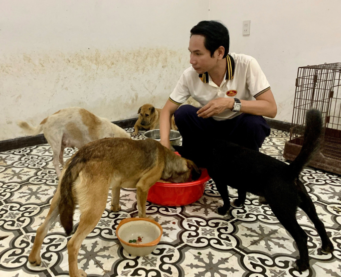Ông Khôi và đàn chó nuôi tại nhà NVCC