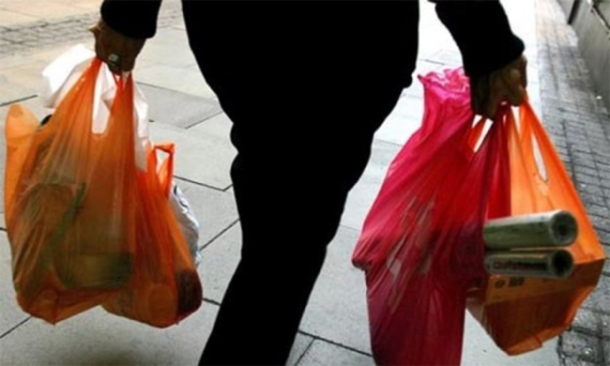 Túi nylon được phát miễn phí khi mua hàng, vì vậy nó được dùng và vứt vô tội vạ.