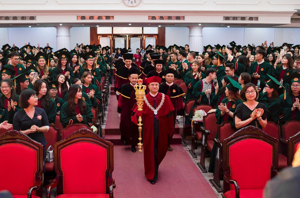 Hình ảnh lễ phục của Trường đại học Kinh tế (Đại học Quốc gia Hà Nội) đang gây tranh cãi - Ảnh từ fanpage của nhà trường