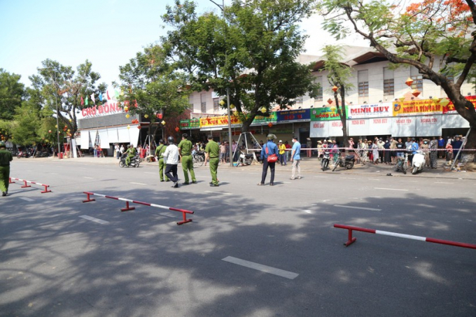 Chiều tối 31/7 công an tỉnh Thừa Thiên - Huế và công an TP Huế vẫn đang khám nghiệm hiện trường vụ cướp táo bạo ở chợ Đông Ba.