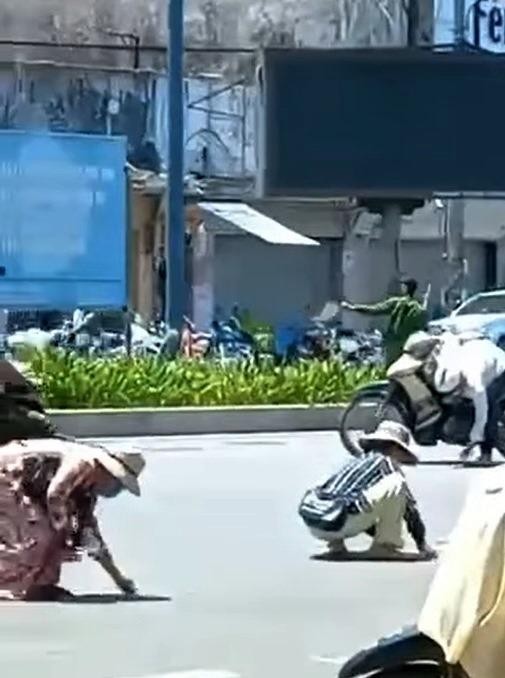 Người dân, người bán hàng rong, vé số nhặt vàng của tên cướp vứt ra đường.