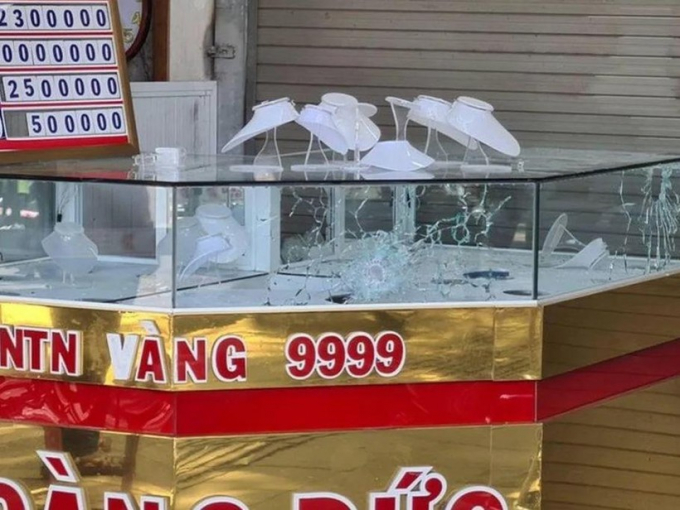 Dấu đạn bắn vào quầy vàng sau khi tên cướp nổ súng và cướp đi 5 khay vàng của 2 tiệm vàng.