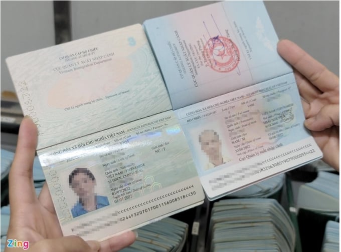 Mẫu hộ chiếu cũ (bìa phải) thể hiện thông tin về nơi sinh của công dân. Ảnh: Hoàng Lam.