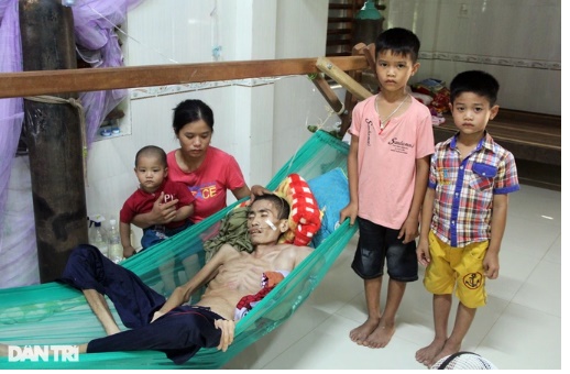 Người cha là trụ cột kinh tế của gia đình mắc căn bệnh ung thư khi các con còn quá nhỏ.