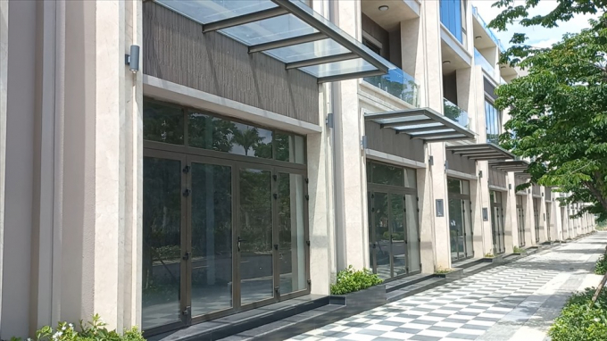Những căn nhà phố này đã được bán hết từ chủ đầu tư, sau đó giá bán liên tục bị đẩy lên cao bởi những người mua đầu cơ với nhau.