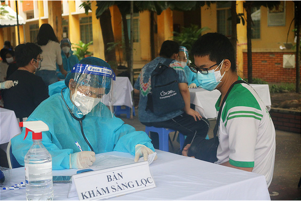 Học sinh tại TP.HCM đăng ký tiêm vắc xin phòng COVID-19 - Ảnh: THU HIẾN