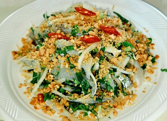Món gỏi cá gỏi được ăn kèm với bún, bánh tráng, rau rừng sống và dừa nạo tạo ra hương vị rất đặc trưng ở Hòn Sơn - Ảnh: C.CÔNG