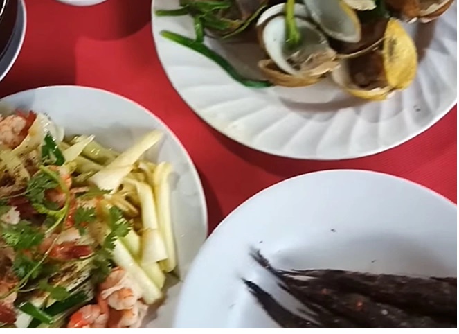 Vọp rừng hấp hành và tôm xào bồn bồn là món ăn ngon ở Cà Mau cũng có trong clip của du khách M.V.