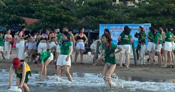 Một nhóm phụ nữ lột cả áo ngực để chơi trò chuyền nước CHỤP MÀN HÌNH