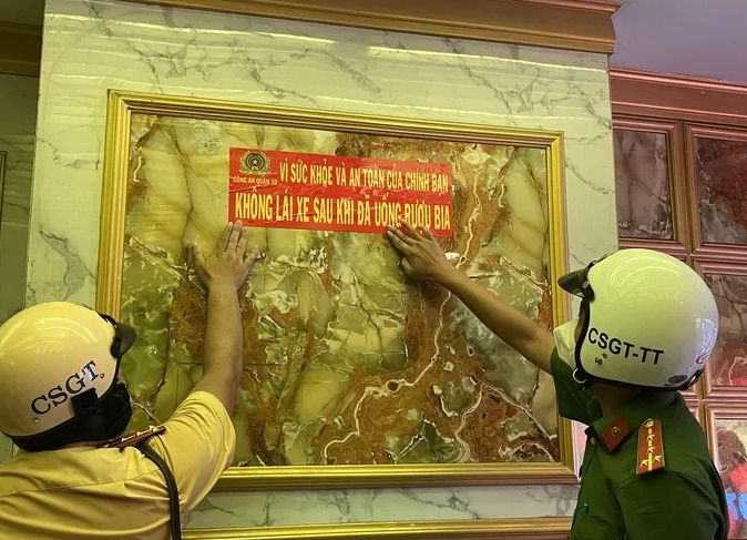 CSGT vận động chủ các nhà hàng, quán ăn nhắc nhở khách hàng đến ăn uống chấp hành nghiêm quy định của Luật Phòng, Chống tác hại của rượu, bia và Luật Giao thông đường bộ.