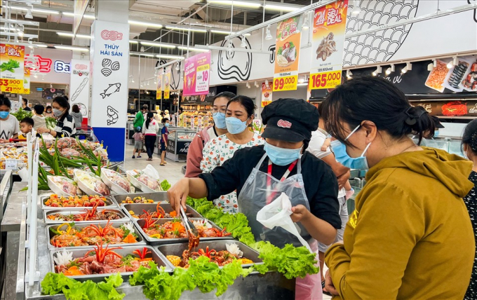 Giá hàng hóa tại các siêu thị và chợ dân sinh bắt đầu giảm. Ảnh: Vũ Long