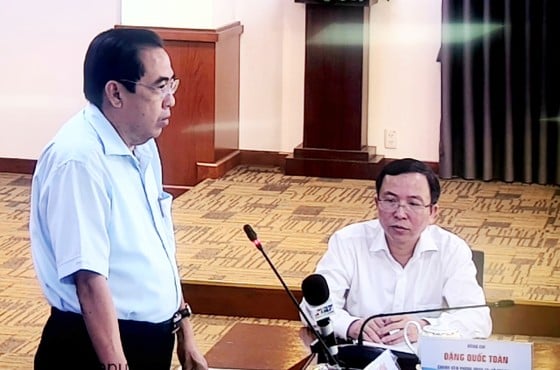 Phó Giám đốc Sở LĐTB-XH TPHCM Nguyễn Văn Lâm trả lời báo chí tại họp báo