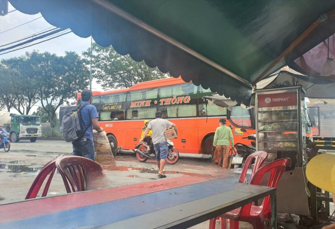 Việc đón trả khách tại cây xăng trên quốc lộ 1A, đoạn qua phường Tam Bình, TP Thủ Đức diễn ra sôi nổi.