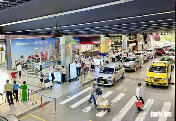 Làn đón xe taxi bên trong sân bay Tân Sơn Nhất - Ảnh: LÊ PHAN