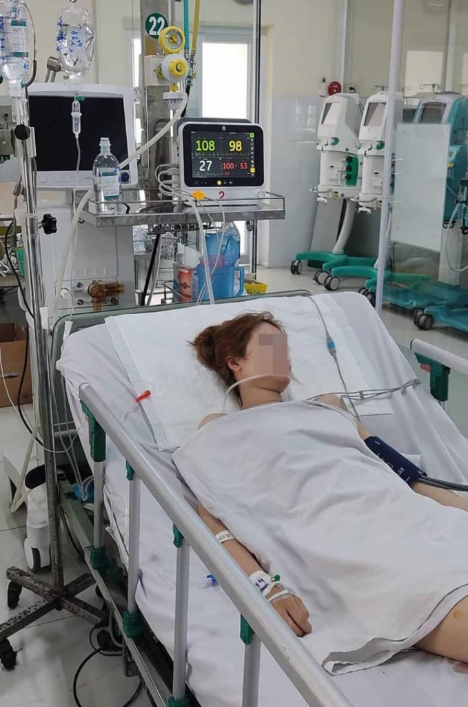 Một trong 6 người trong vụ ngộ độc rượu đang nằm cấp cứu tại Bệnh viện Đa khoa khu vực Thủ Đức. Ảnh: Linh An