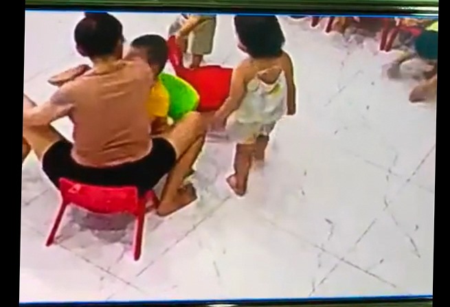 Cô giáo dùng cùi chỏ doạ trẻ tại Quảng Nam. Ảnh cắt từ clip