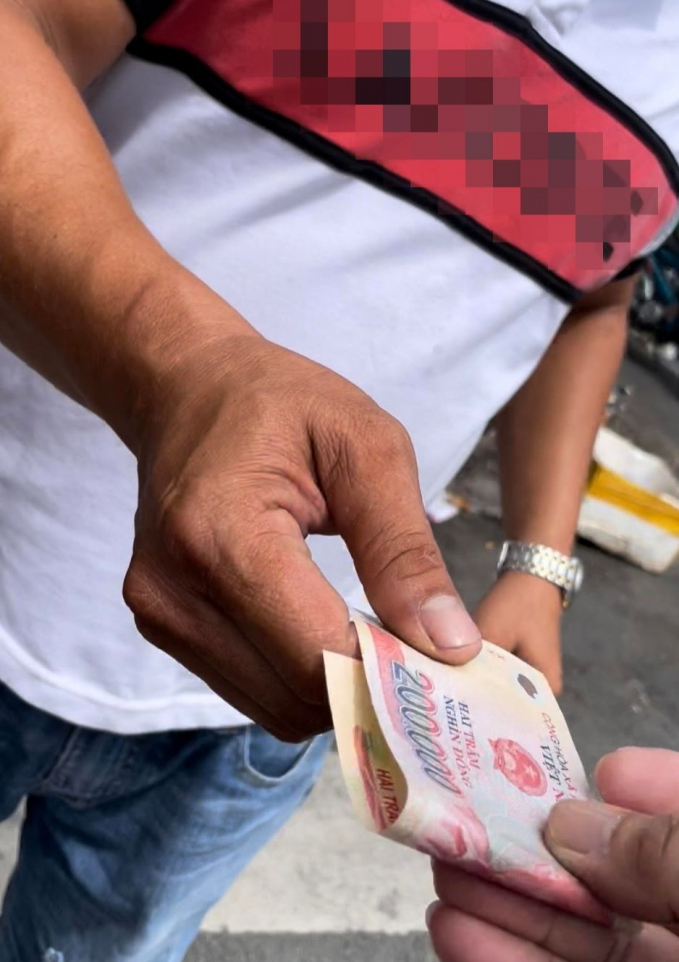 “Đầu gấu” thu tiền mặt tại bãi thu phí đỗ ô tô trên đường Phan Chu Trinh (Q.1) THANH NIÊN