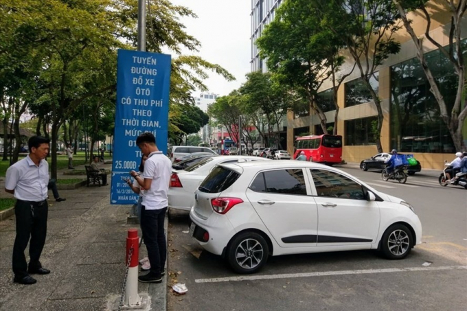 Tuyến đường Lê Lai (quận 1) thu phí đỗ xe ôtô dưới lòng đường qua ứng dụng My Parking. Ảnh: Minh Quân