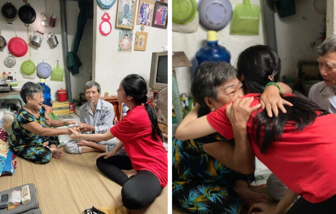 Trúc Phương thay mặt MTQ trao số tiền 50 triệu cho cụ ông (Ảnh: Trúc Phương)