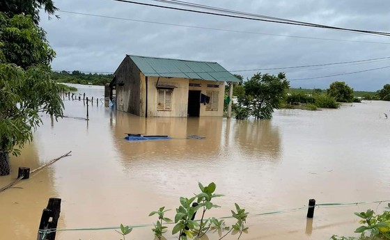 Nhiều ngôi nhà ở huyện Ea Súp bị ngập