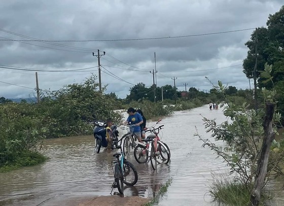 Nhiều tuyến đường ở huyện Ea Súp bị ngập