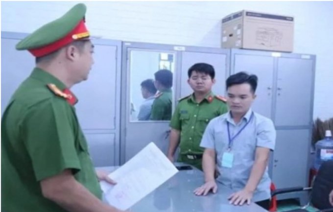 Cơ quan Cảnh sát Điều tra đọc lệnh khởi tố, bắt giam đối với Nguyễn Hữu Thái (ảnh: CA)
