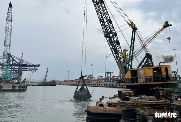 Nạo vét bùn ở vùng nước trước một cảng tại Bà Rịa - Vũng Tàu - Ảnh: ĐÔNG HÀ