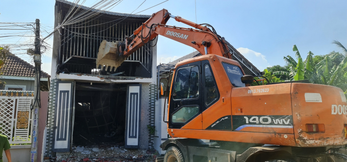 Huy động xe múc đập nhà để vào trong cứu người THIỆN NHÂN