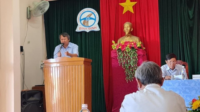 Ông Chung Thành Ngà (người đứng) phát biểu tại một hội nghị viên chức và người lao động Trung tâm