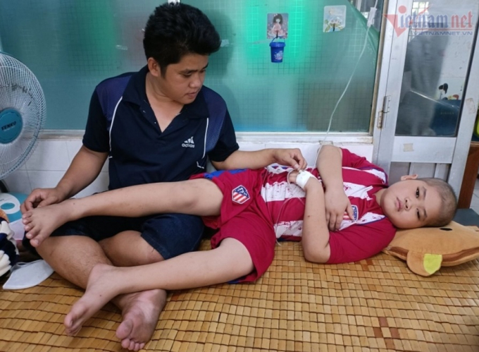 Mới 9 tuổi nhưng con đã phải nhiều lần chịu đựng nỗi đau thấu xương tủy.