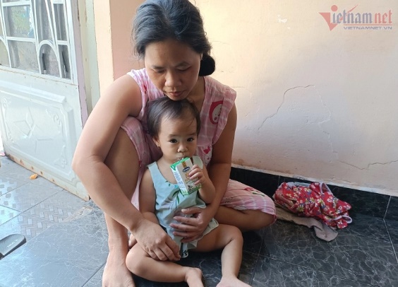 Họa hoằn lắm mới có hộp sữa tươi nhà từ thiện cho anh trai, con út của chị Linh vô cùng thích thú vì được uống