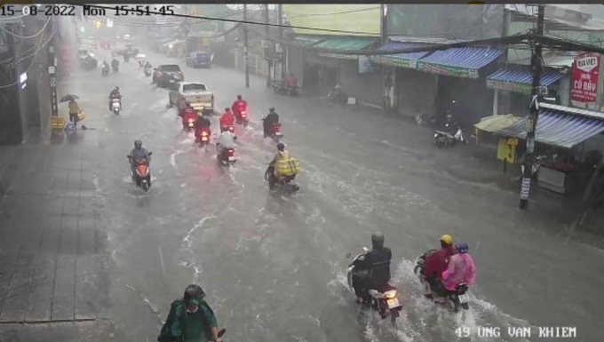 Đoạn đường Ung Văn Khiêm bị ngập nước trong trận mưa chiều nay CHỤP MÀN HÌNH