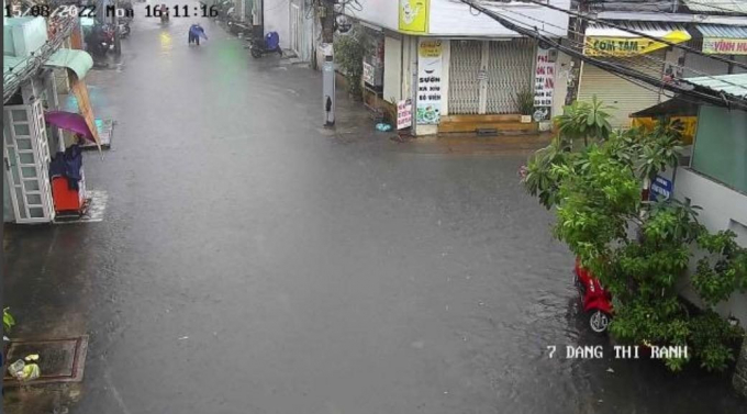 Ngập nước trên đường Đặng Thị Rành (TP.Thủ Đức) trong cơn mưa