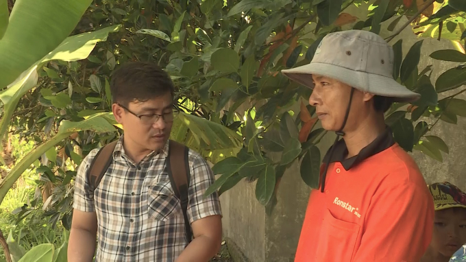 Ông Phạm Hoàng Mao (áo đỏ) chia sẻ cùng phóng viên. Ảnh: Văn Sỹ