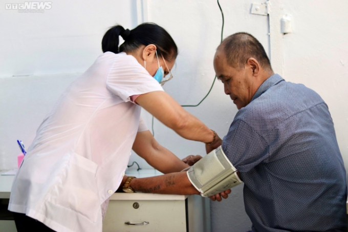 Các bệnh nhân đến khám đều được phát thẻ ghi số khám bệnh và lưu lại thông tin.