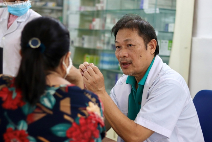 Bác sĩ Phan Xuân Lộc thăm khám cho người bệnh.