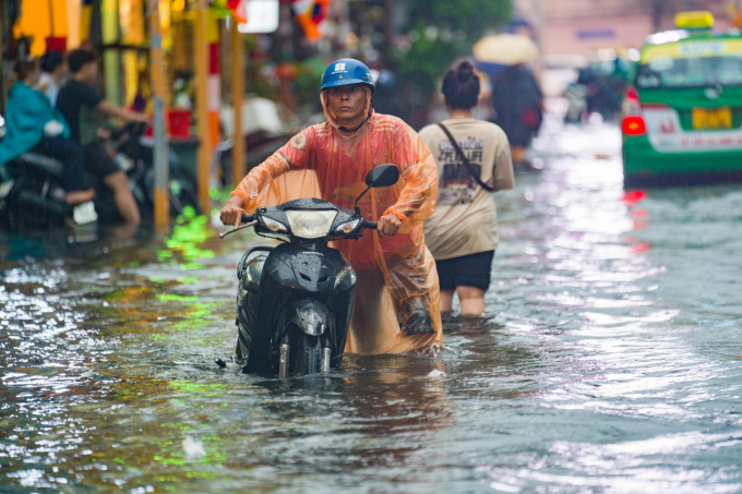 Ngập ở phố đi bộ Bùi Viện trong trận mưa chiều 15.8.2022 DIỆU MI